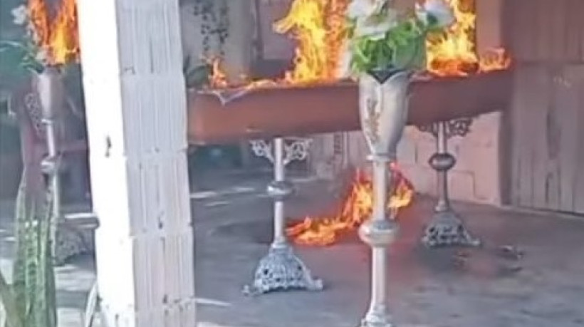 Vídeo: Membros de facção criminosa invadem velório incendeiam corpo de rival