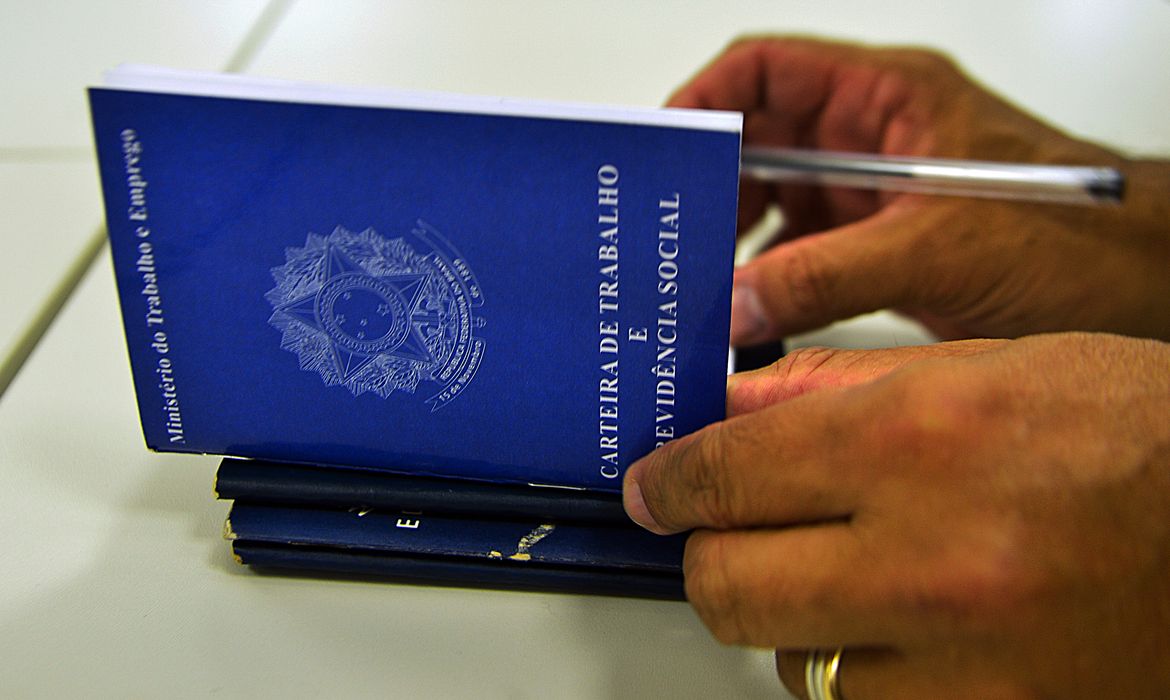 IBGE: desemprego cai a 5,3% e número de ocupados bate recorde