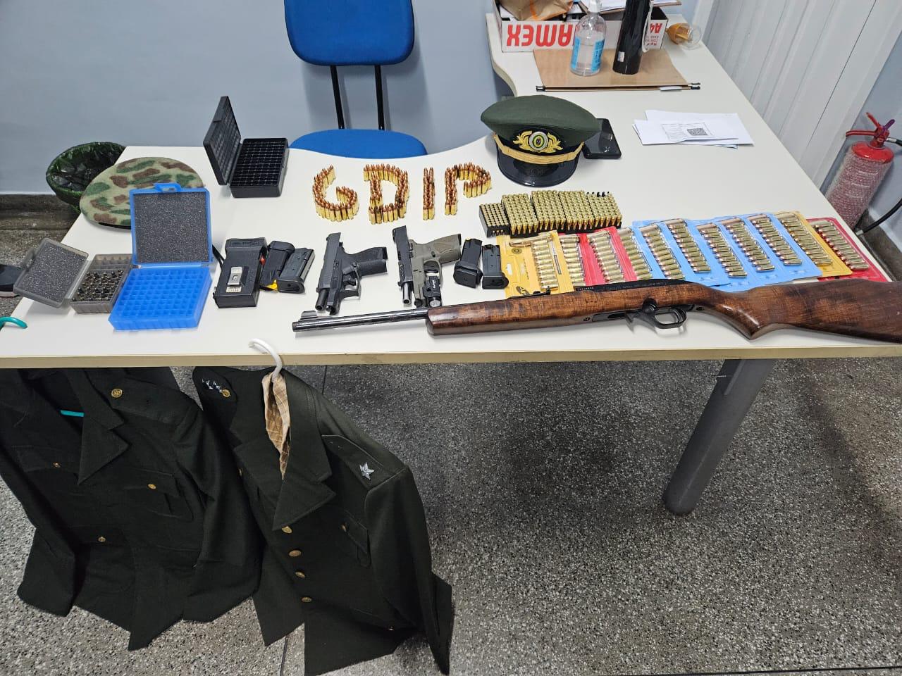 Falso capitão do exército é preso por posse de armas de fogo e munições