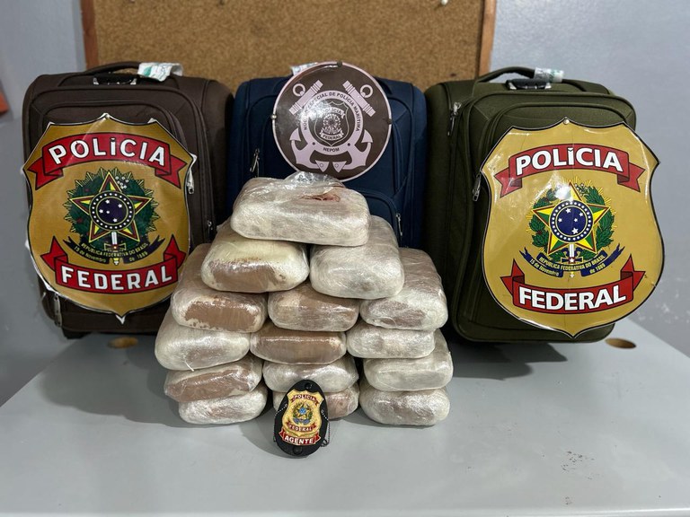 Passageira de lancha é presa com mais de 16 quilos de cocaína em mala no AM