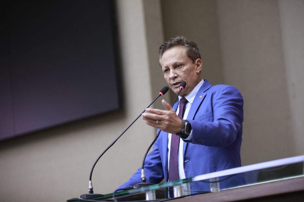 Flávio Dino suspende regra que efetivaria Adjuto Afonso na presidência da Aleam e determina eleição em até 5 sessões