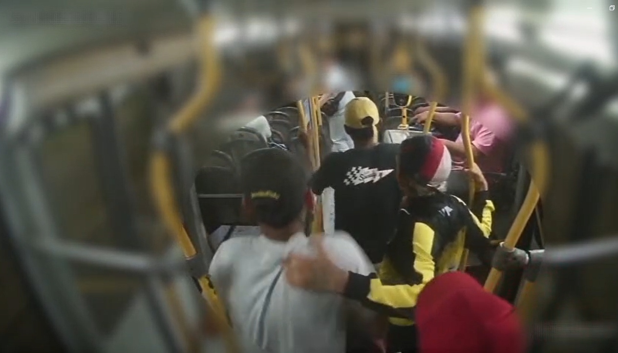 Vídeo: grupo é procurado por assalto a ônibus da linha 650 em Manaus