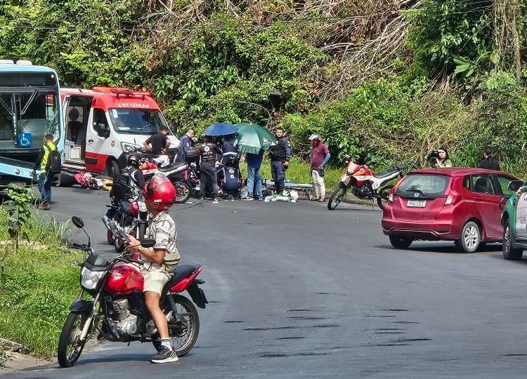 Vídeo: motociclista morre ao colidir com ônibus dentro da Ufam