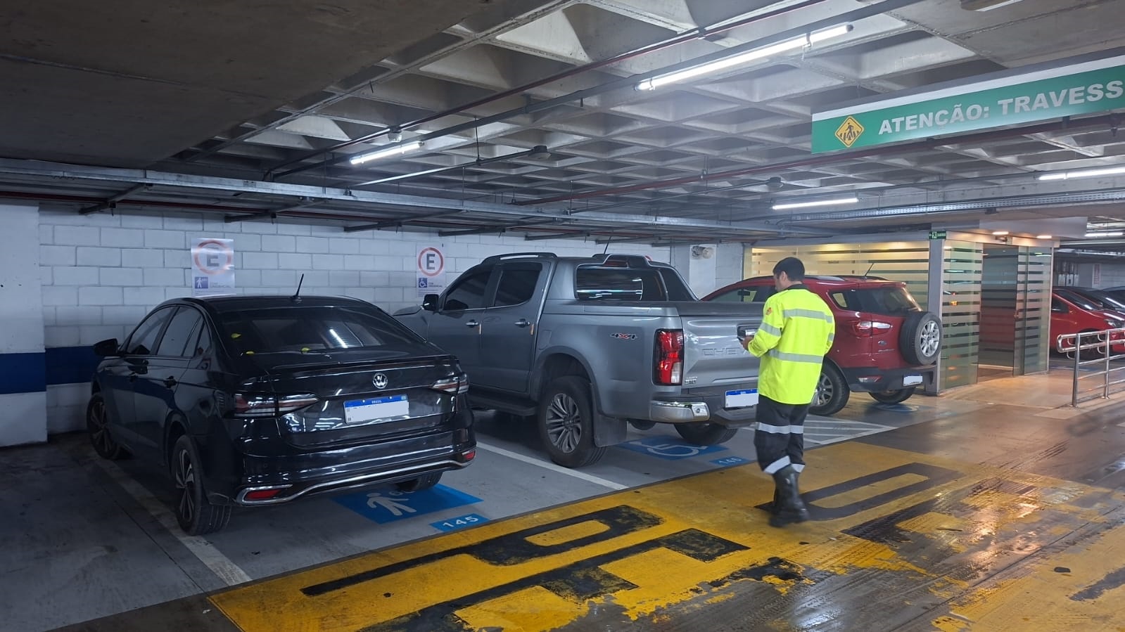 IMMU autua 23 motoristas por uso irregular de vagas especiais em shoppings de Manaus