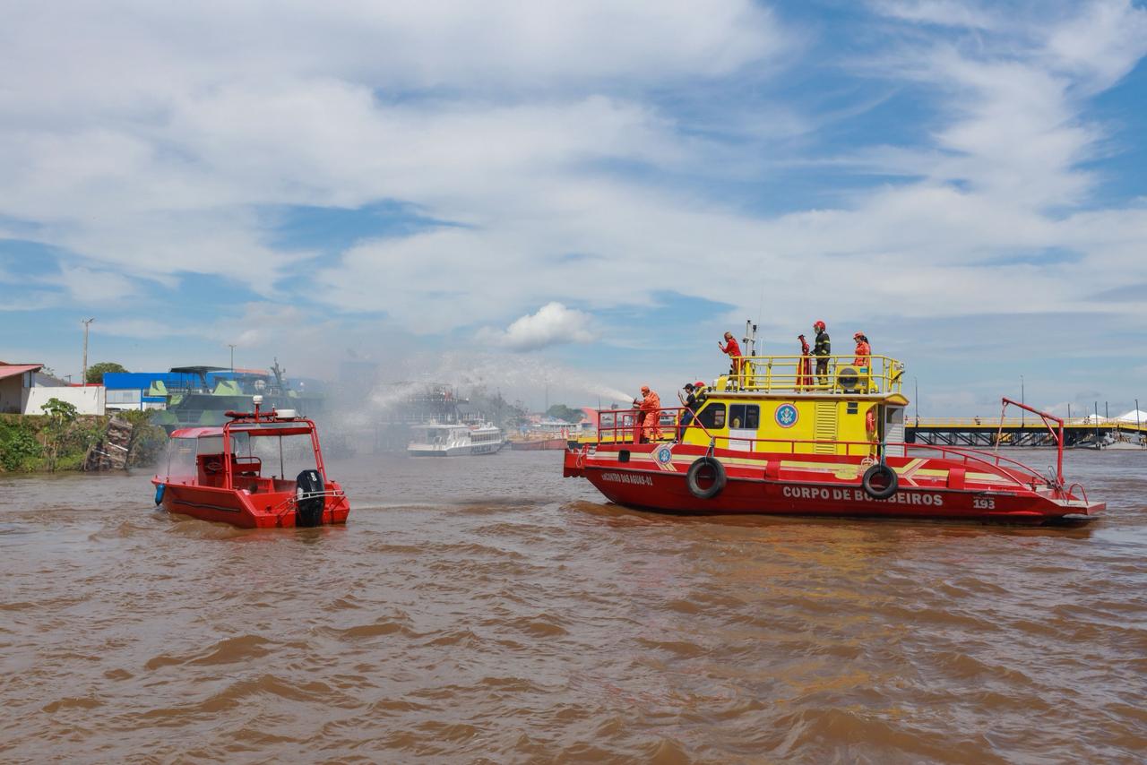 Bombeiros realizam simulado de combate a incêndio em embarcação na orla de Parintins