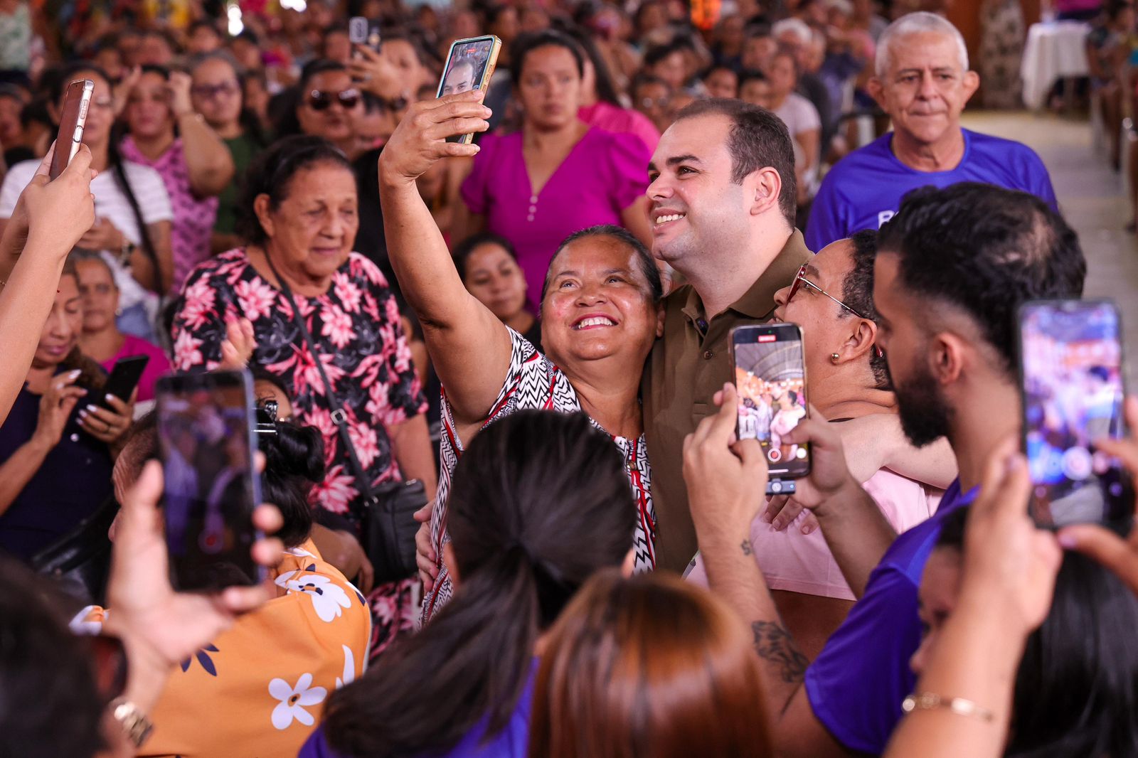 Roberto Cidade leva emoção e reconhecimento às mães das zonas Sul e Oeste de Manaus