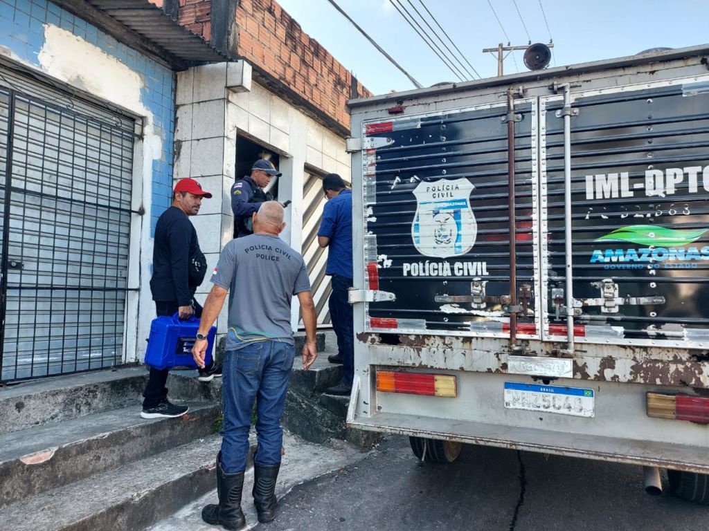 Dupla é presa suspeita de matar vizinho com golpes de faca em Manaus