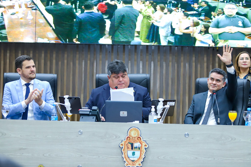 David Almeida renuncia e Renato Junior assume Prefeitura de Manaus