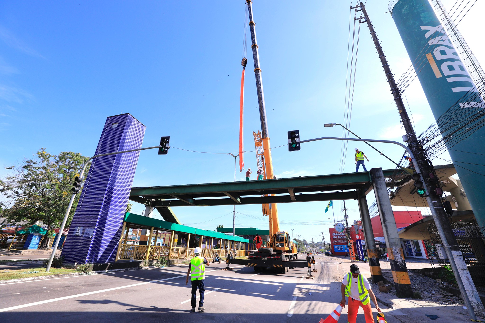 Passarela na avenida Torquato Tapajós é demolida para construção de nova estrutura