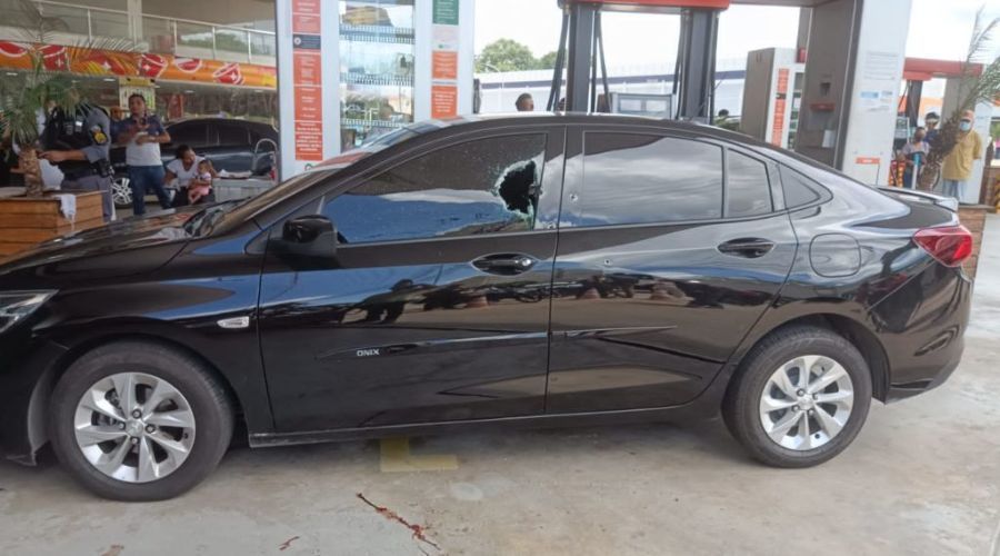 Vídeo: homem é executado a tiros na frente da família em posto de combustíveis