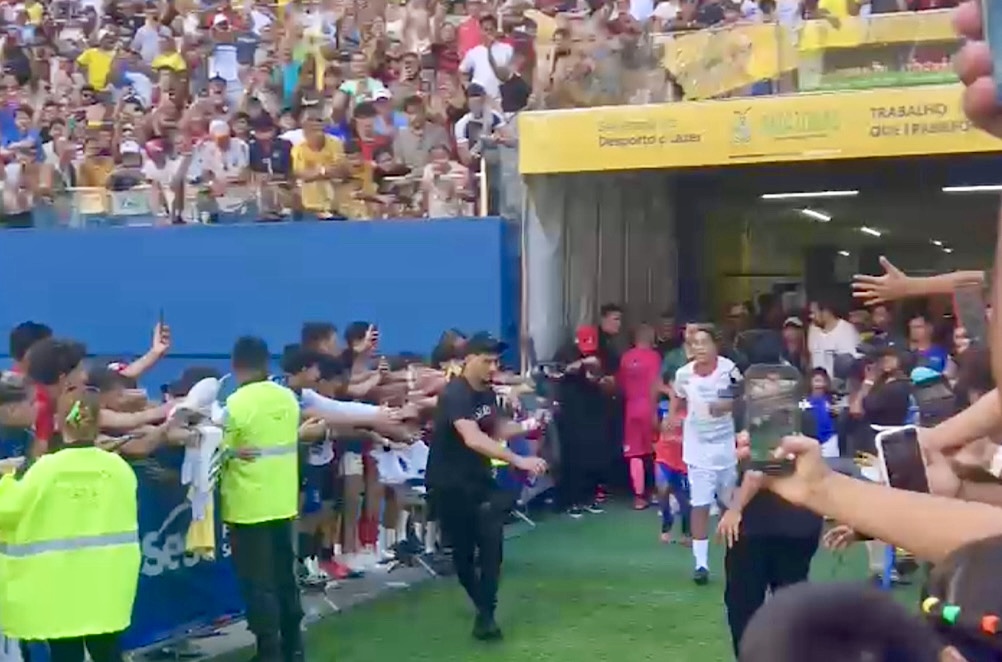 Ronaldinho ignora crianças e passa correndo por 4 segundos segundos no 'Jogo das Estrelas' em Manaus