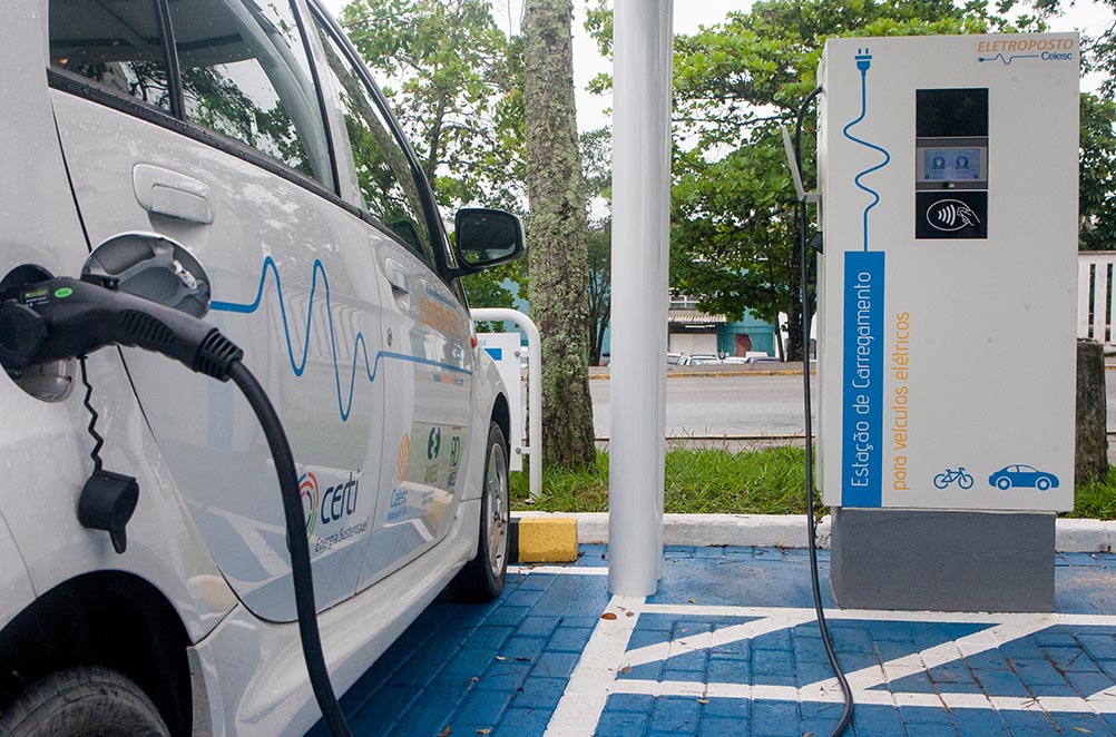 Bombeiros do AM criam regras para carregamento de carros elétricos em prédios e estacionamentos