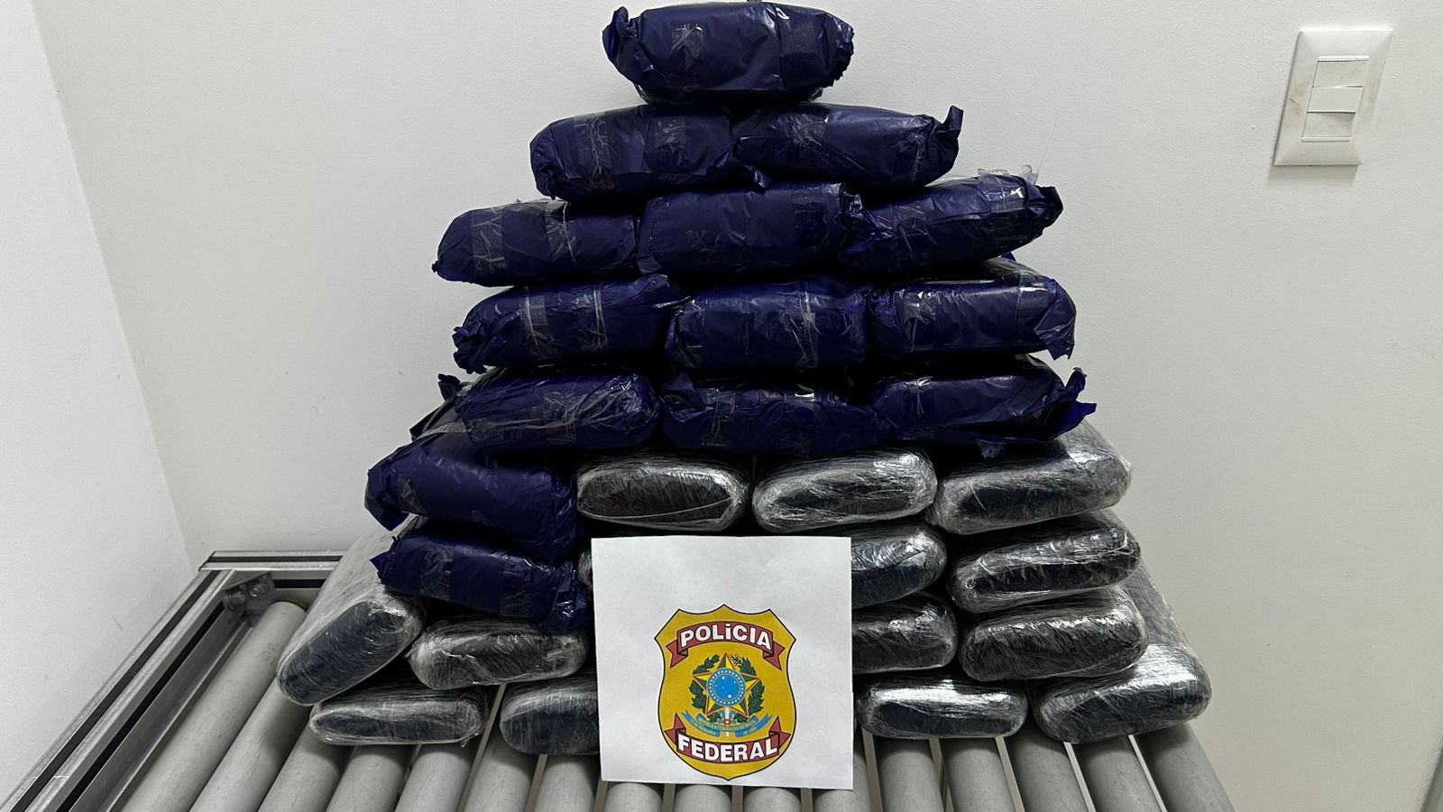 Mulher é presa tentando embarcar com 30 kg de skunk no aeroporto de Tefé