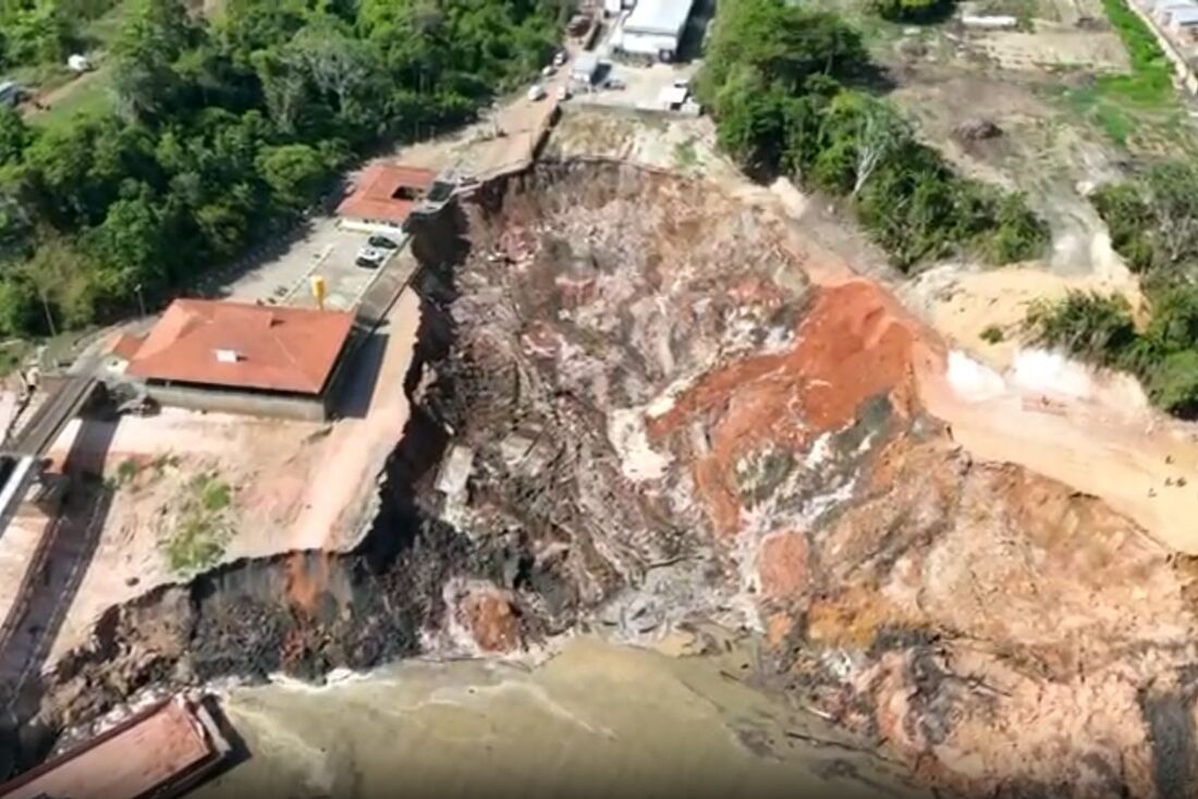 Criança de 6 anos desaparece após desabamento no Porto de Manacapuru