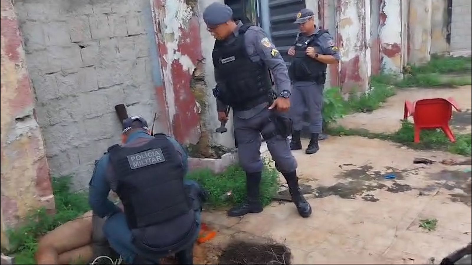 Polícia resgata vítima de agressão em prédio abandonado no Centro