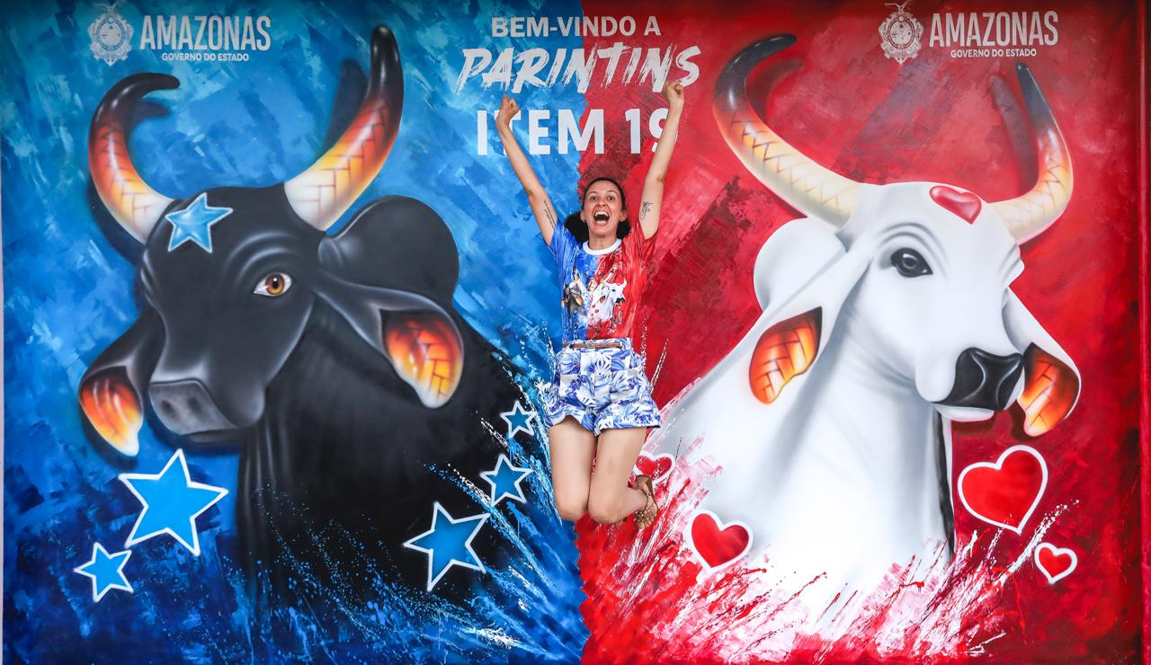 Mural instagramável feito por artista parintinense é a nova atração do aeroporto de Parintins