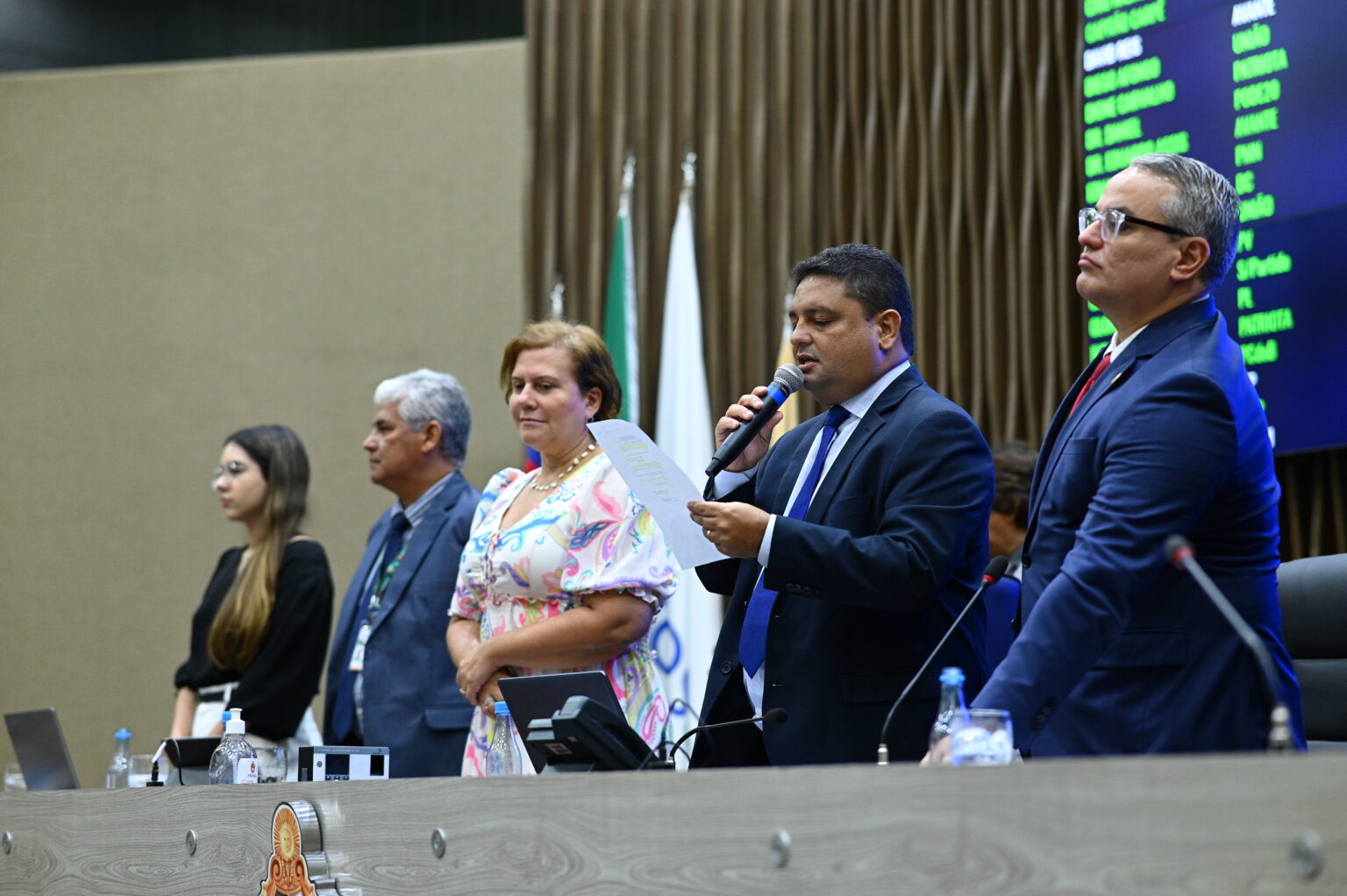 CMM promulga projeto que iguala salários de servidores da Casa ao mínimo nacional