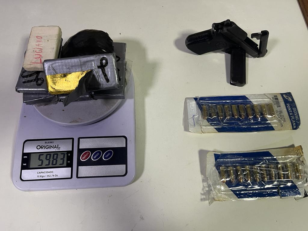 Dupla é presa com arma de fogo e cerca 6kg de ouro ilegal em embarcação