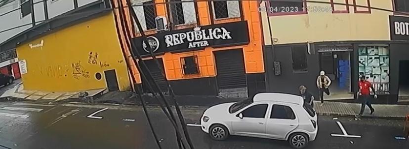 Vídeo: Criminosos invadem bar e executam jovem no Centro de Manaus