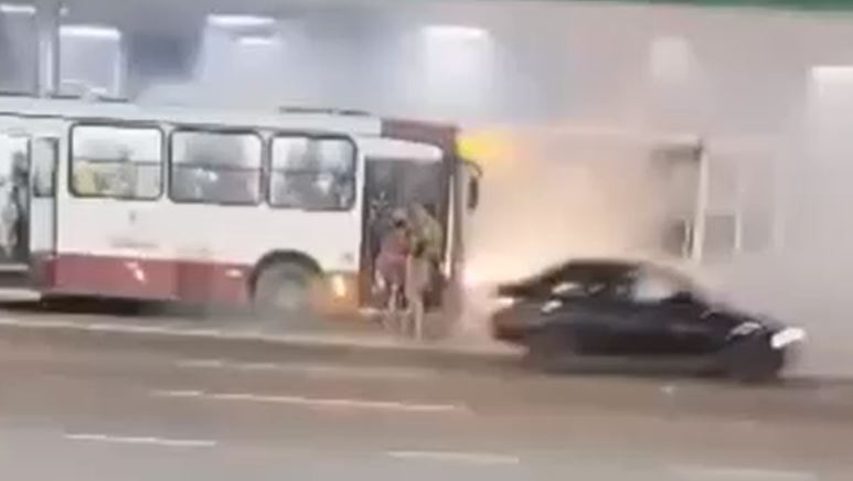 Vídeo: ônibus pega fogo em estação e causa pânico entre passageiros
