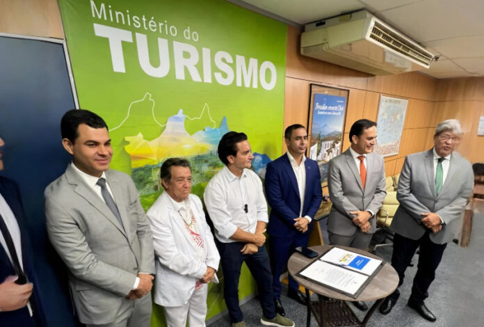 Ministério do Turismo anuncia apoio de R$ 10 milhões para o Festival de Parintins