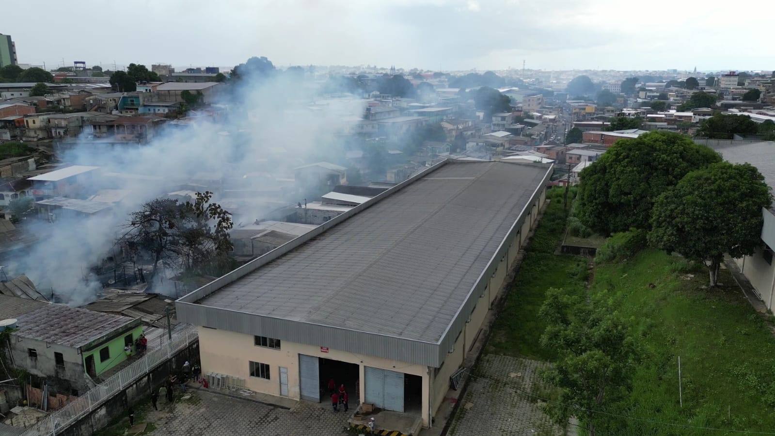Incêndio de grande proporção atinge 11 casas em Manaus