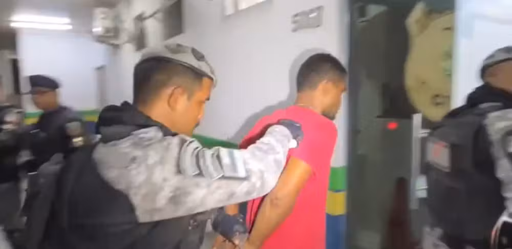 Vídeo: Homem é preso por agredir adolescente com martelo durante tentativa de roubo em Manaus