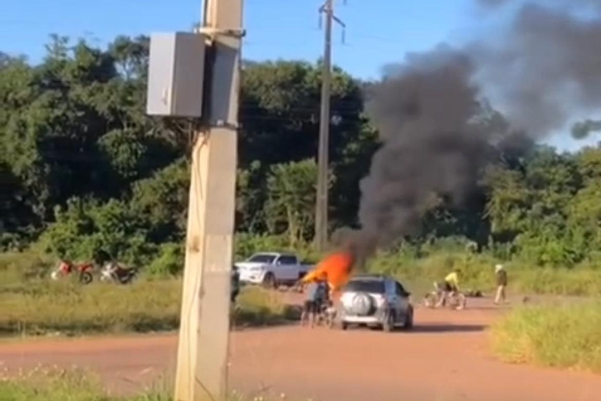 Vídeo: moto pega fogo após colisão e motociclista morre na AM-070