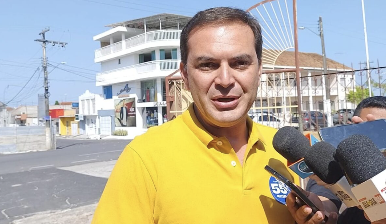 Mateus Assayag vota e diz que dia será histórico