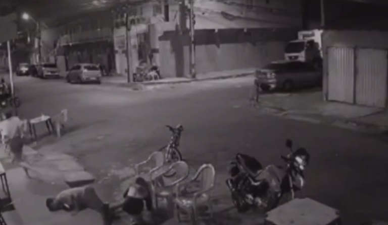 Vídeo: Suspeitos passam de moto atirando contra multidão em bar