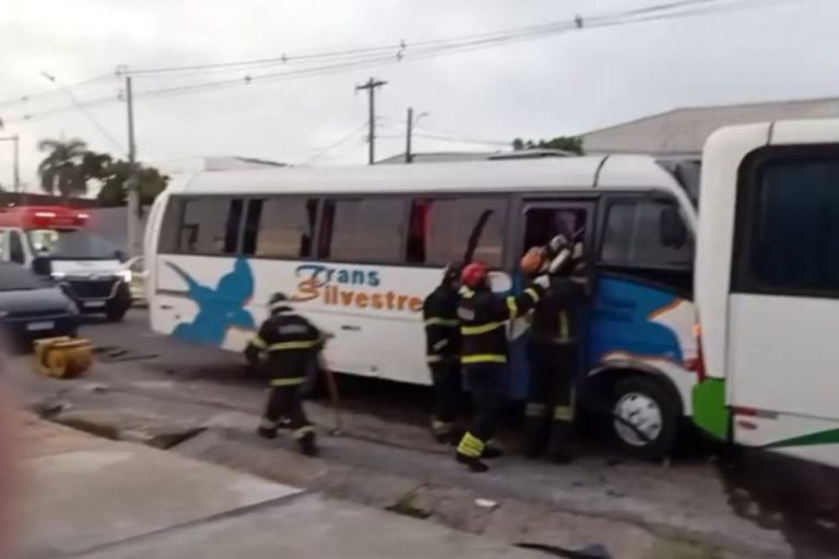 Vídeos: Micro-ônibus bate na traseira de outro e 11 trabalhadores feridos