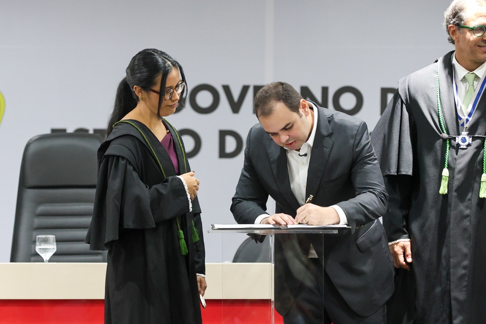 Governador interino empossa novos defensores públicos no AM