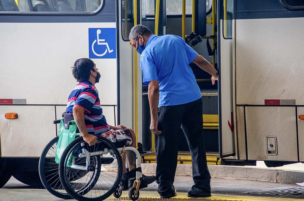 Cadeirante no transporte em Manaus