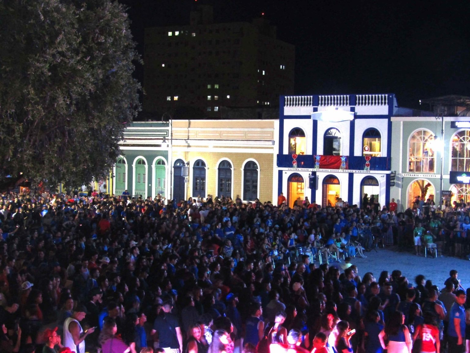 Largo de São Sebastião recebe transmissão do Festival de Parintins 2026