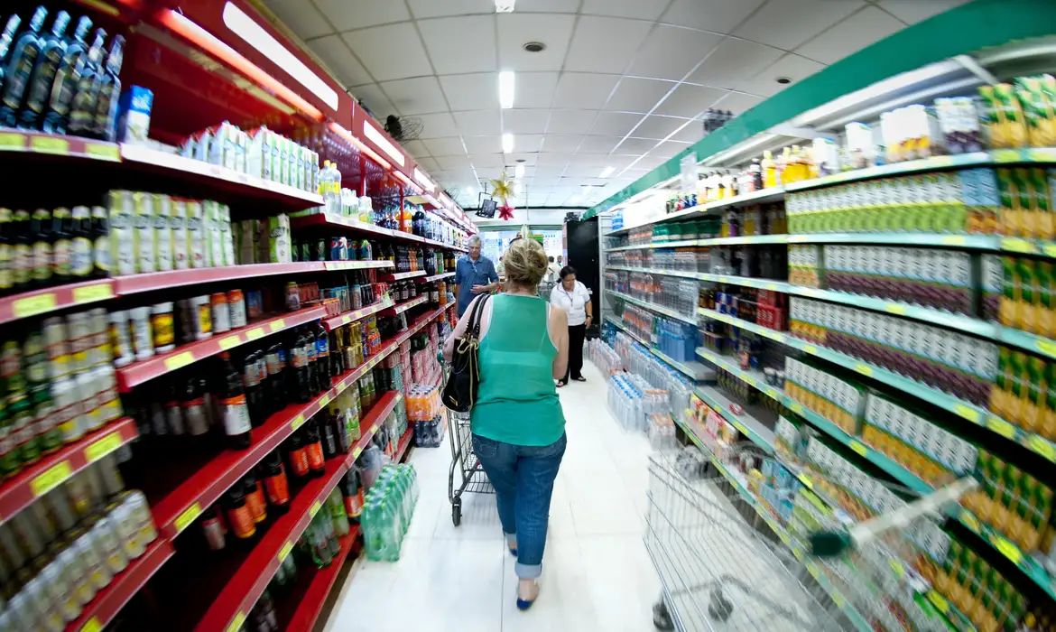 Cesta básica reduz 4,55% em agosto, aponta pesquisa Dieese