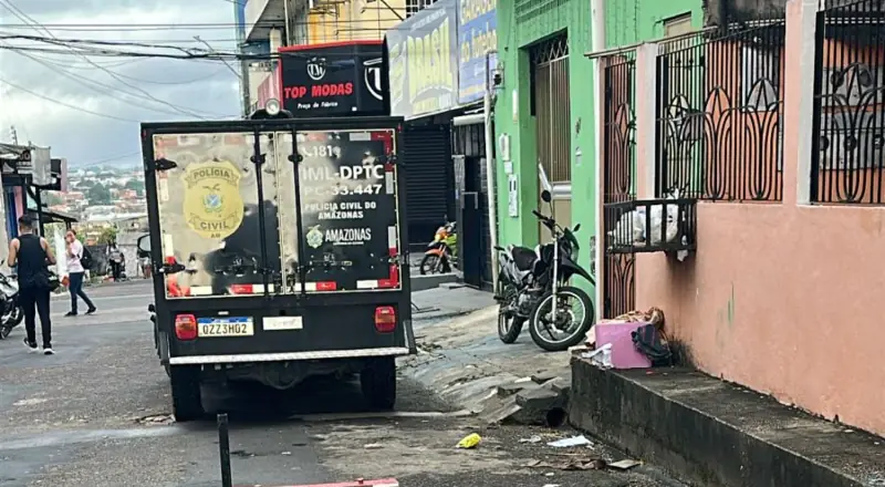 Vídeo: homem é morto a facadas pelo ex-companheiro da namorada no Novo Aleixo