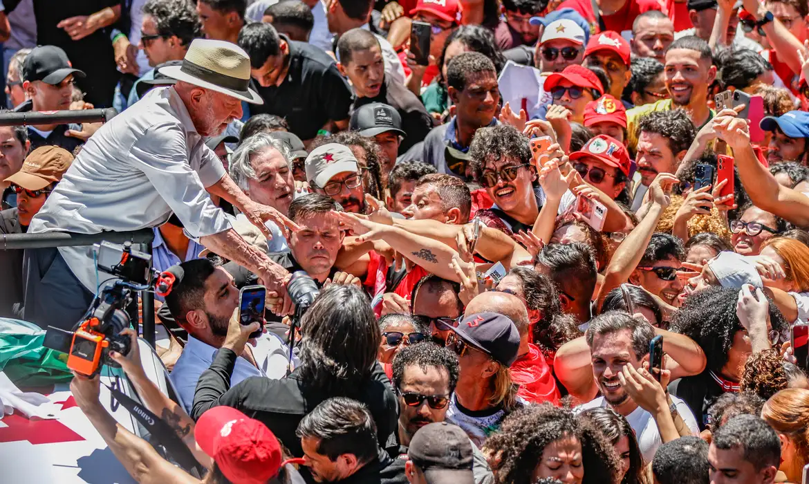 Lula afirma que PT entrará na Justiça contra suspensão de canal