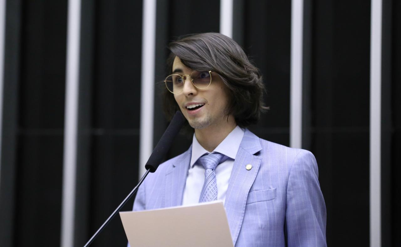 Justiça determina retirada de ataques capacitistas contra Amom Mandel em programa de rádio