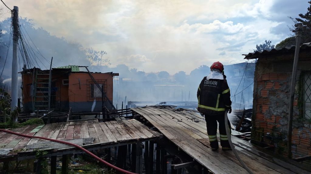 Incêndio destrói casas de madeira no Centro de Manaus