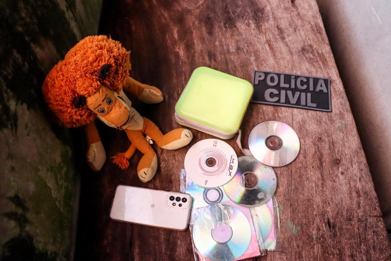 Padrasto é preso por abusar de enteada após mãe achar imagens íntimas no celular da filha