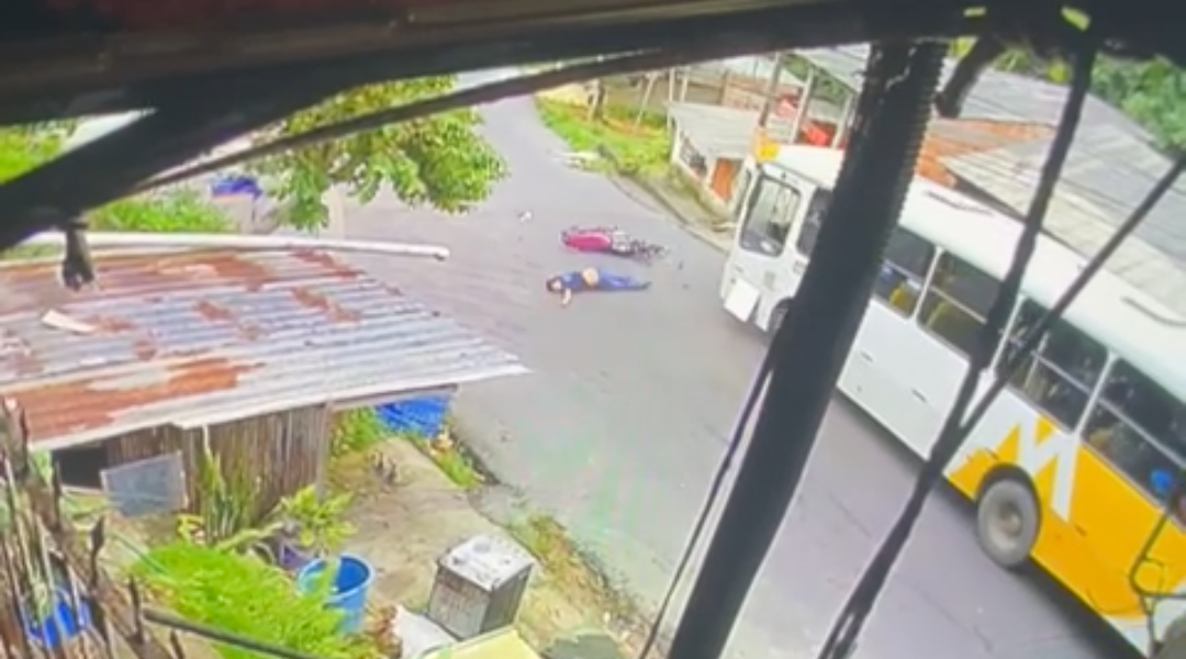Vídeo: Motociclista entra na contramão é atingido em cheio por ônibus em Manaus