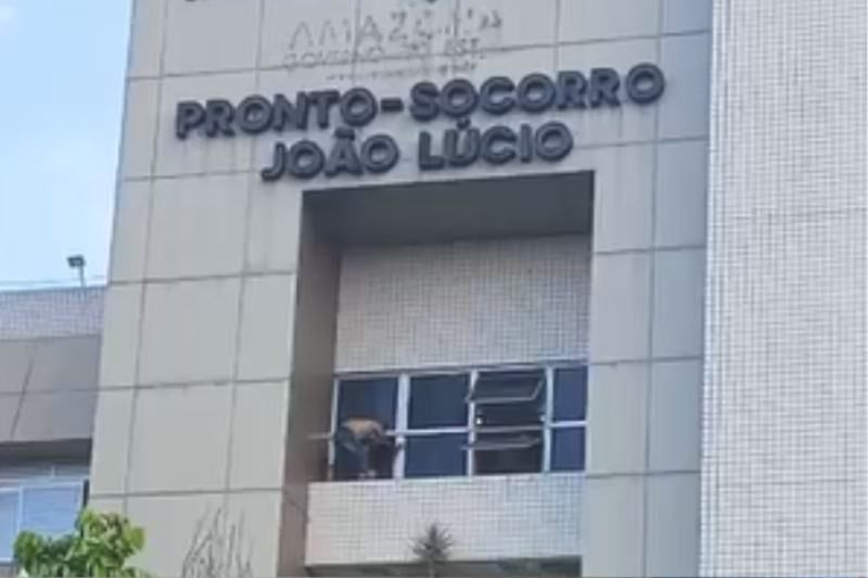 Vídeo: Casal surta e ameaça se jogar de marquise de hospital de Manaus