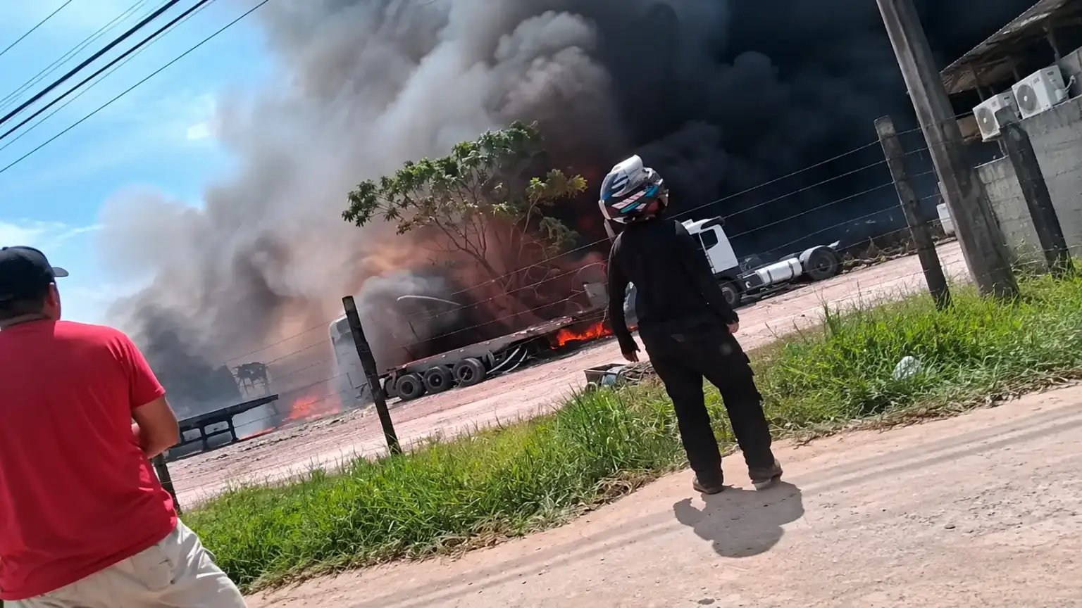 Vídeo: fogo em área de invasão se espalha e atinge empresa no Distrito Industrial