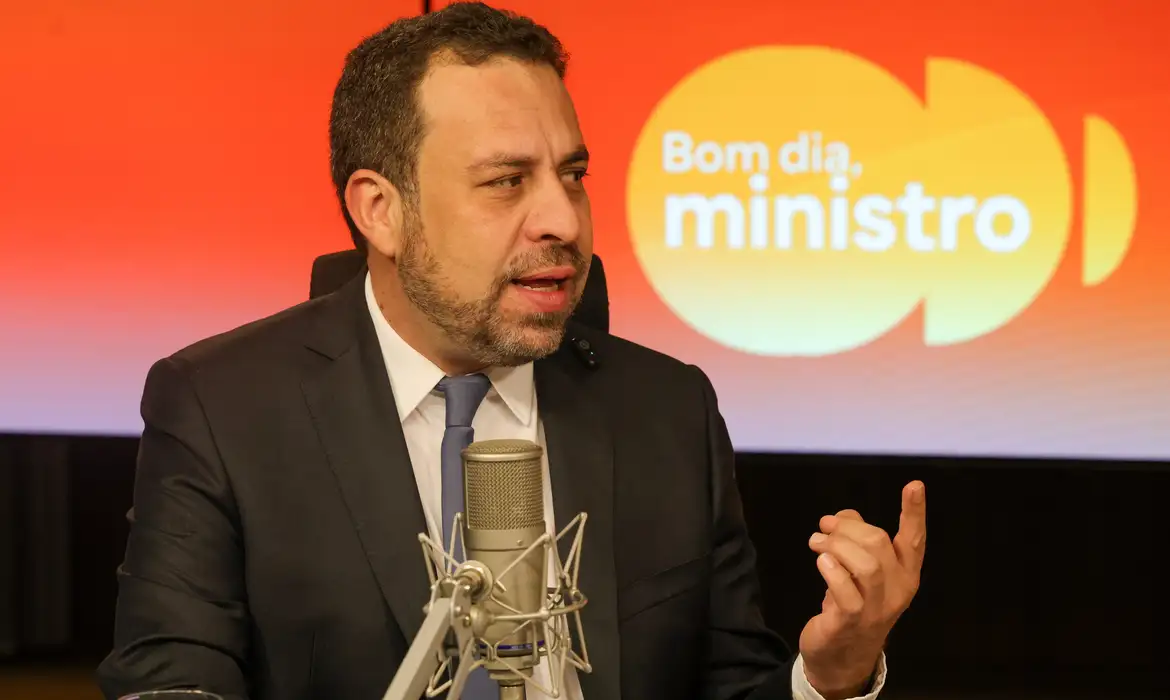 Se houver demora, governo envia projeto com urgência pelo fim da escala 6×1, diz Boulos