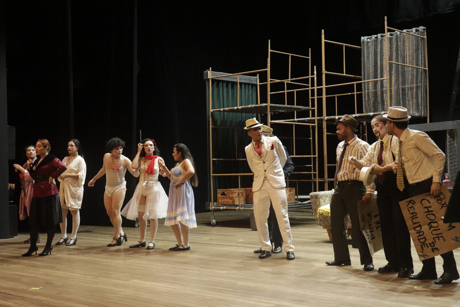 Ópera do Malandro é ovacionada em estreia com casa cheia no Teatro Amazonas