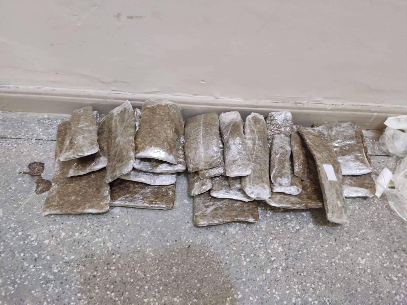 Passageiro é preso com dois quilos de drogas no aeroporto de Manaus