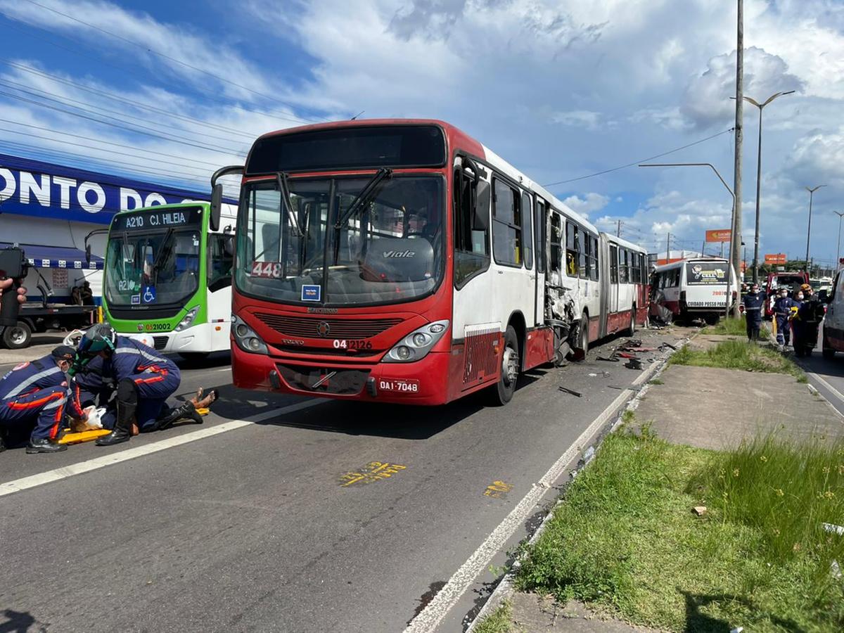 Grave acidente entre ônibus e micro-ônibus deixa feridos na Torquato Tapajós