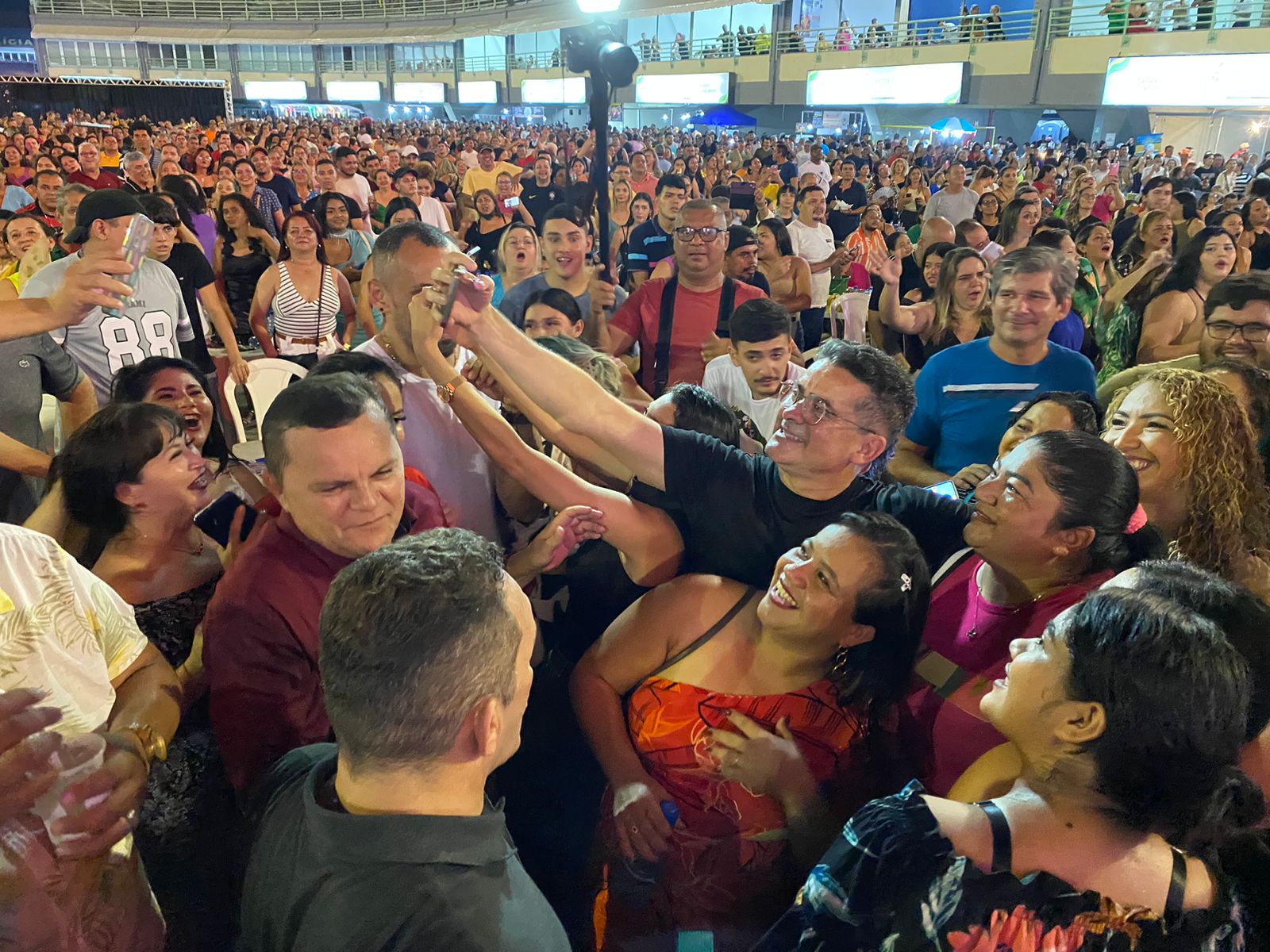 Prefeito David Almeida é tietado em festa com professores