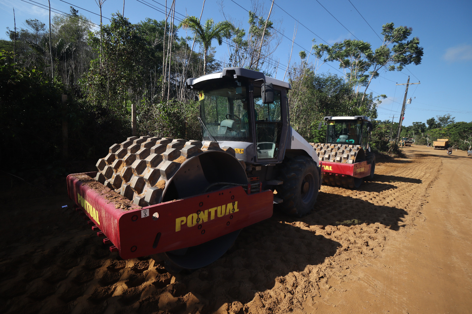 Wilson Lima vistoria obras de pavimentação em ramais na zona rural de Manaus