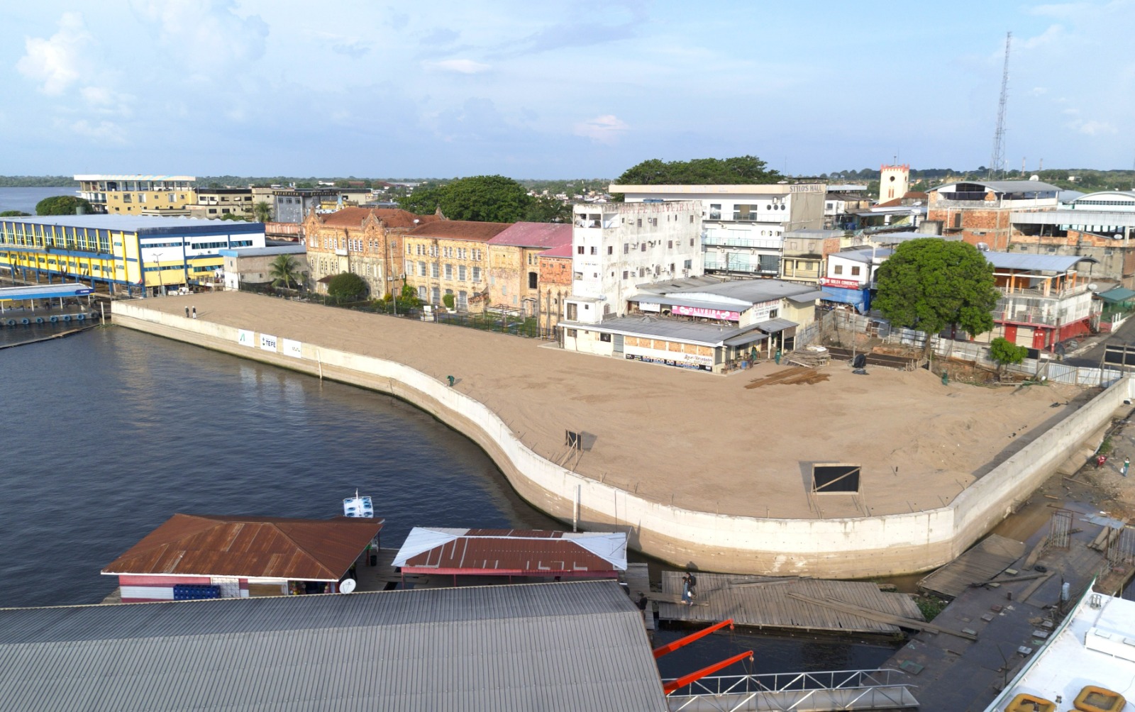 Braga entrega muro de contenção da nova orla e anuncia ampliação do porto de Tefé